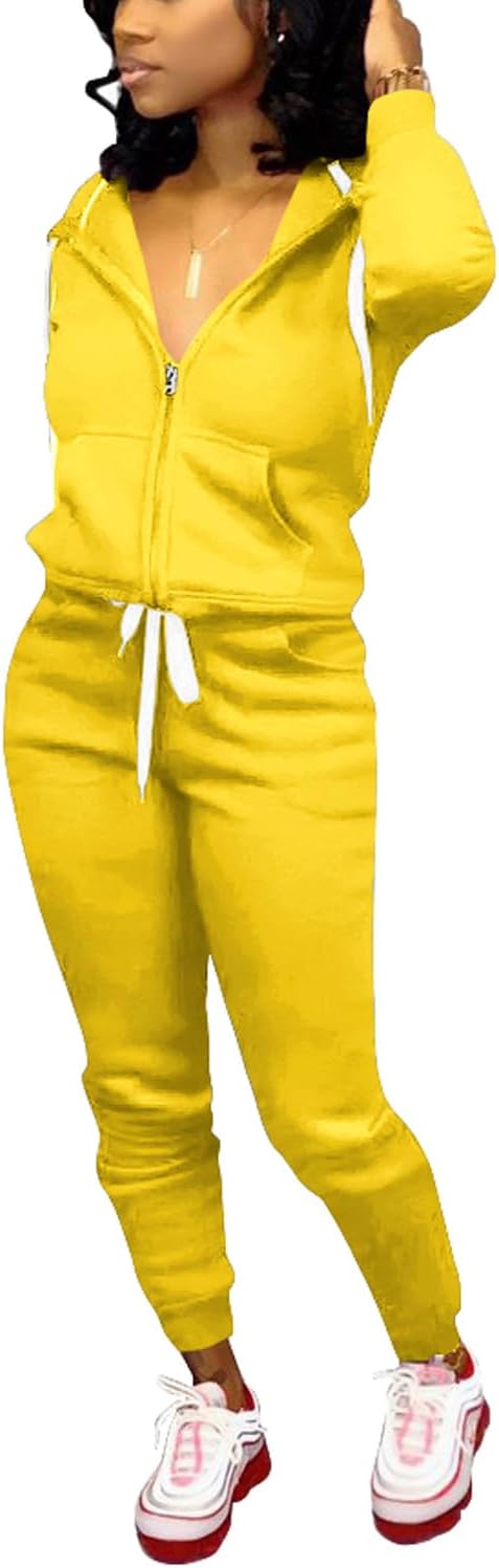 Frau in gelbem Jogginganzug mit Kapuze und weißen Turnschuhen, Freizeitmode, Sportbekleidung.