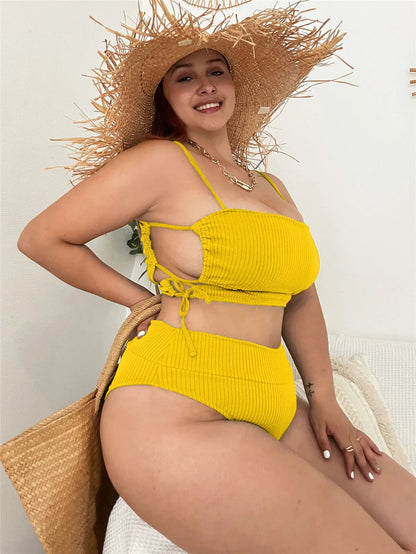 Frau im gelben Bikini mit Strohhut, Sommermode, Strandoutfit, Damenbademode, lächelnd.