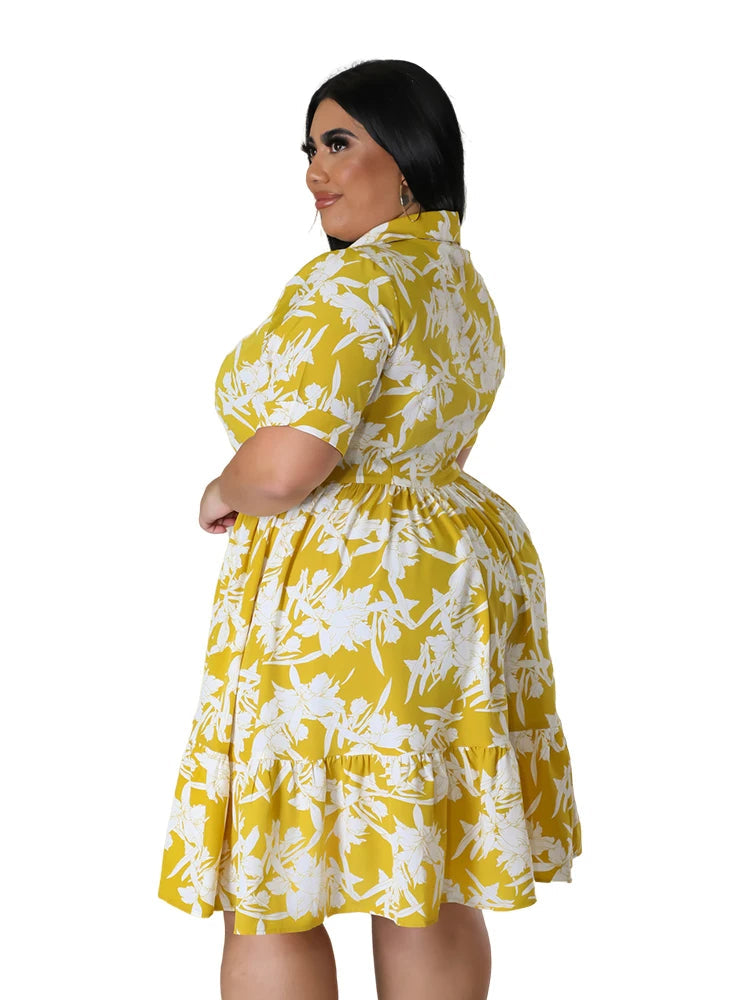Frau in gelbem, geblümtem Sommerkleid, Plus-Size-Mode, Rückansicht, weiß-gelbe Blumenmuster.
