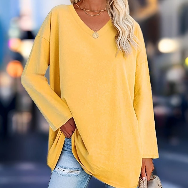 Frau in gelbem Oversize-Pullover und Jeans, modisch, urbaner Hintergrund, Herbstmode.