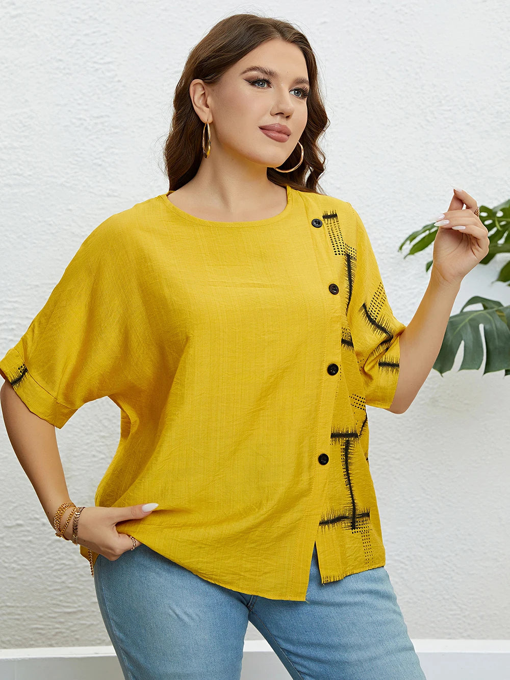 Frau in gelber Bluse mit Knöpfen und Muster, lässig, modisch, Sommerkleidung, Damenmode.