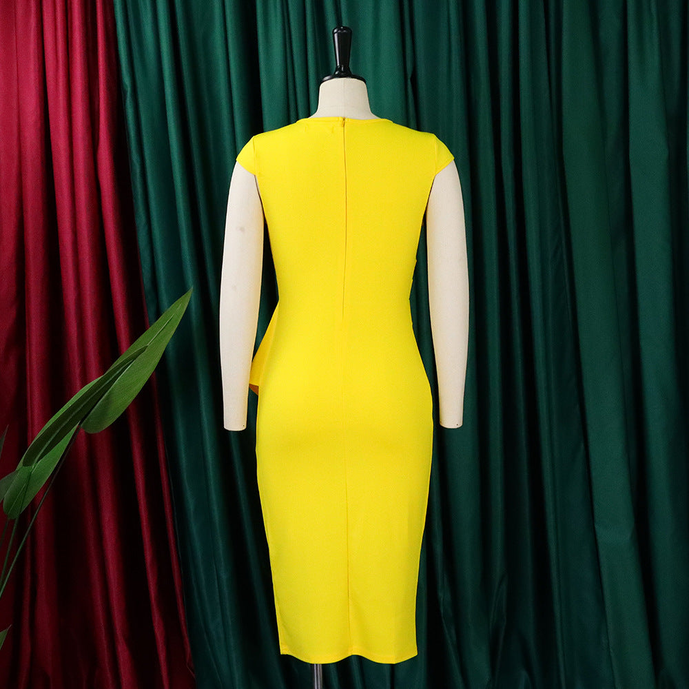 Gelbes Etuikleid aus Baumwolle, knielang, auf Schneiderpuppe vor buntem Vorhang.