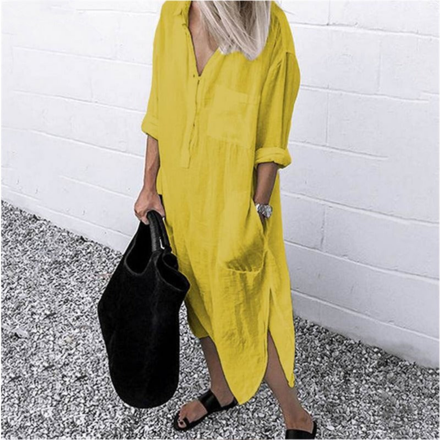 Gelbes Leinenkleid Damen, lässig, mit Taschen, Sommermode, schwarze Tasche, Sandalen.