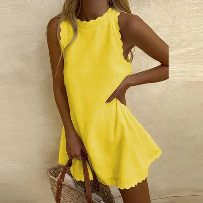 Gelbes Sommerkleid Damen, ärmellos, welliger Saum, Strandmode, mit Strohtasche.