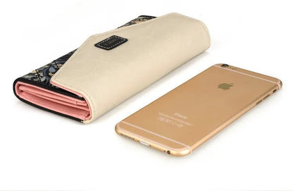 Beige Lederbrieftasche mit floralem Muster neben goldenem iPhone auf weißem Hintergrund.