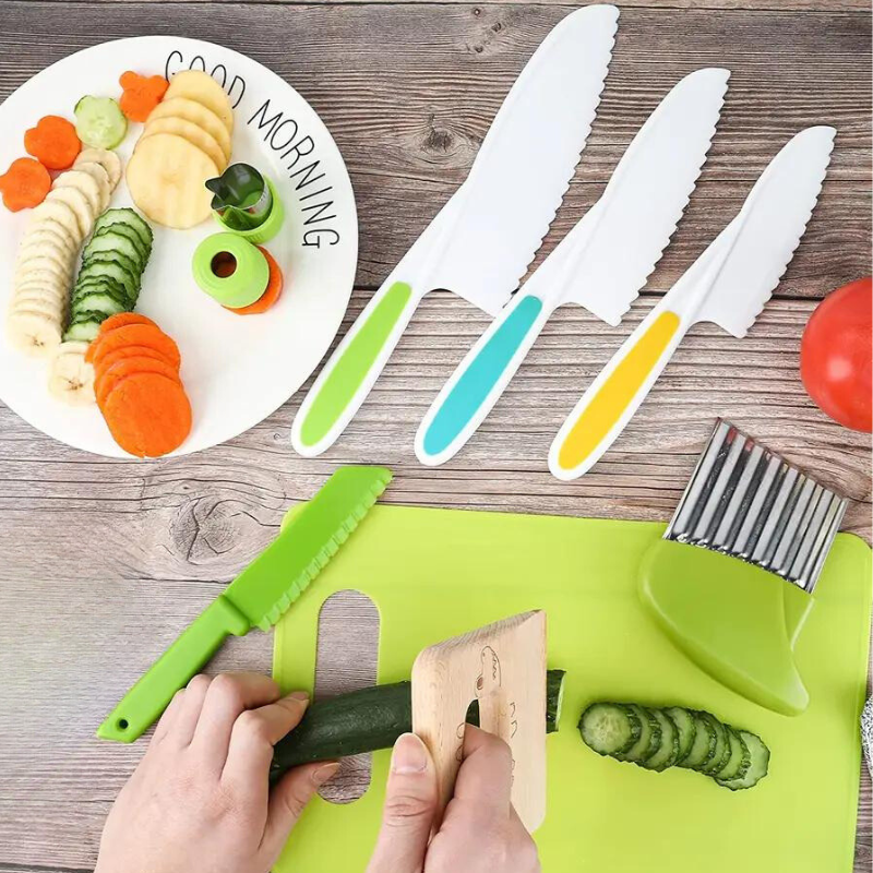 Bunte Kunststoff-Küchenmesser-Set mit Wellenschliff, ideal zum Schneiden von Gemüse.