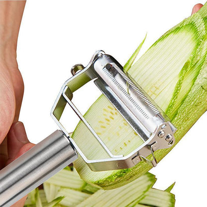 Metallsparschäler schält Zucchini, Edelstahl, ergonomisch, Küchenwerkzeug, Gemüsezubereitung.