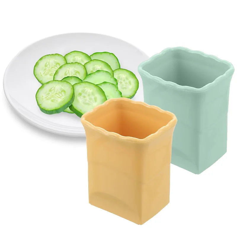 Zwei Gemüseschneider in Pastellfarben, ideal für Gurken und Obst, auf weißem Hintergrund.