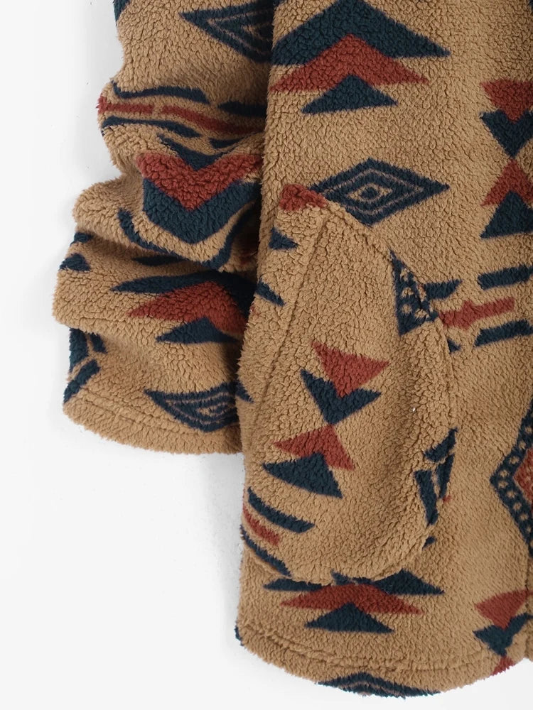 Brauner Fleece-Pullover mit geometrischem Muster, warm, gemütlich, ideal für Herbst und Winter.