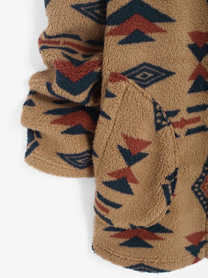 Brauner Fleece-Pullover mit geometrischem Muster, warm, gemütlich, ideal für Herbst und Winter.