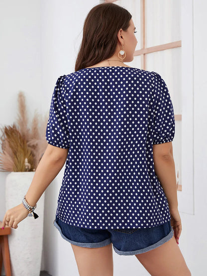Frau in blauer gepunkteter Bluse und Jeansshorts, Rückansicht, lässige Sommermode.