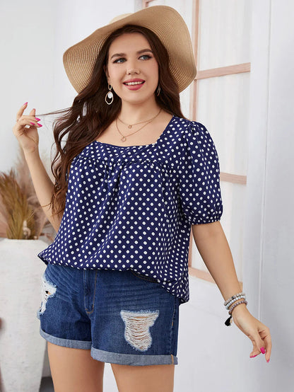 Frau in blauer gepunkteter Bluse und Jeansshorts mit Strohhut, lächelnd, Sommermode.