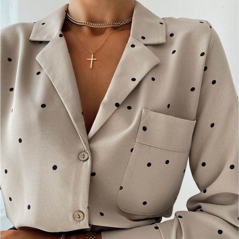 Beige Bluse mit schwarzen Punkten, Reverskragen und Brusttasche, Damenmode, elegant.