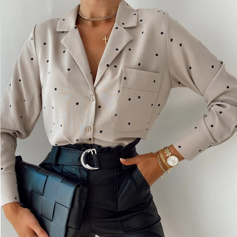 Damenbluse beige mit schwarzen Punkten, lange Ärmel, V-Ausschnitt, modisch, elegant.