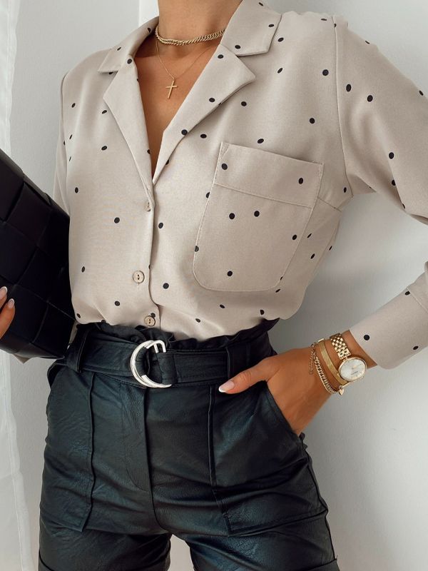 Damenbluse beige mit schwarzen Punkten, Lederhose, modisch, elegant, Büro-Outfit, Accessoires.
