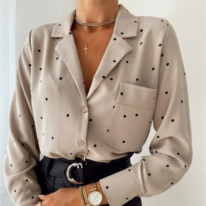 Damenbluse beige mit schwarzen Punkten, V-Ausschnitt, lange Ärmel, modisch, elegant.