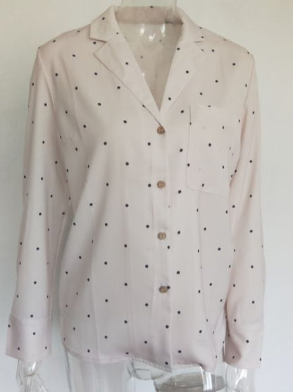 Damenbluse weiß mit schwarzen Punkten, Knopfleiste, langärmlig, elegant, Büro-Mode.