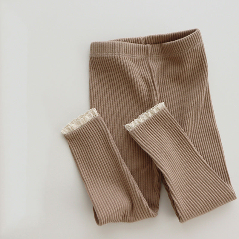 Braune gerippte Kinderleggings mit Spitzenbesatz, Baumwolle, bequem, modisch.