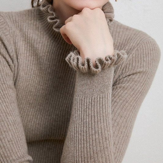 Damen Rollkragenpullover beige, gerippt, Rüschen, Strickmode, Herbst-Winter-Trend.