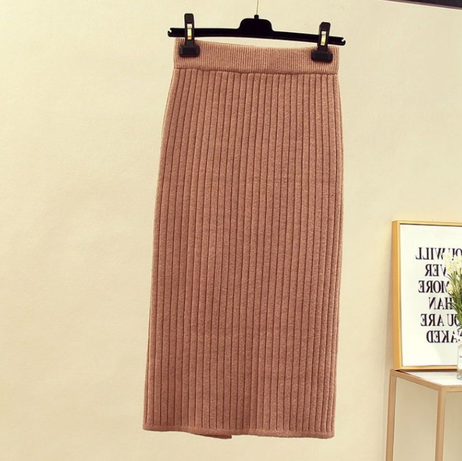 Gerippter brauner Strickrock, knielang, Damenmode, elegant, Herbst-Winter-Kollektion.
