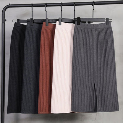Fünf gerippte Strickröcke in verschiedenen Farben auf Kleiderbügeln, modisch und elegant.
