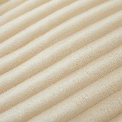 Beige gerippter Stoff, weiche Textur, ideal für Polsterung oder Heimtextilien.
