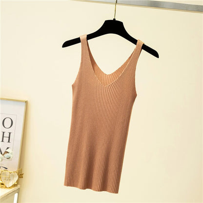 Beiges geripptes Damen-Trägertop aus Baumwolle, ärmellos, V-Ausschnitt, elegant, Sommermode.