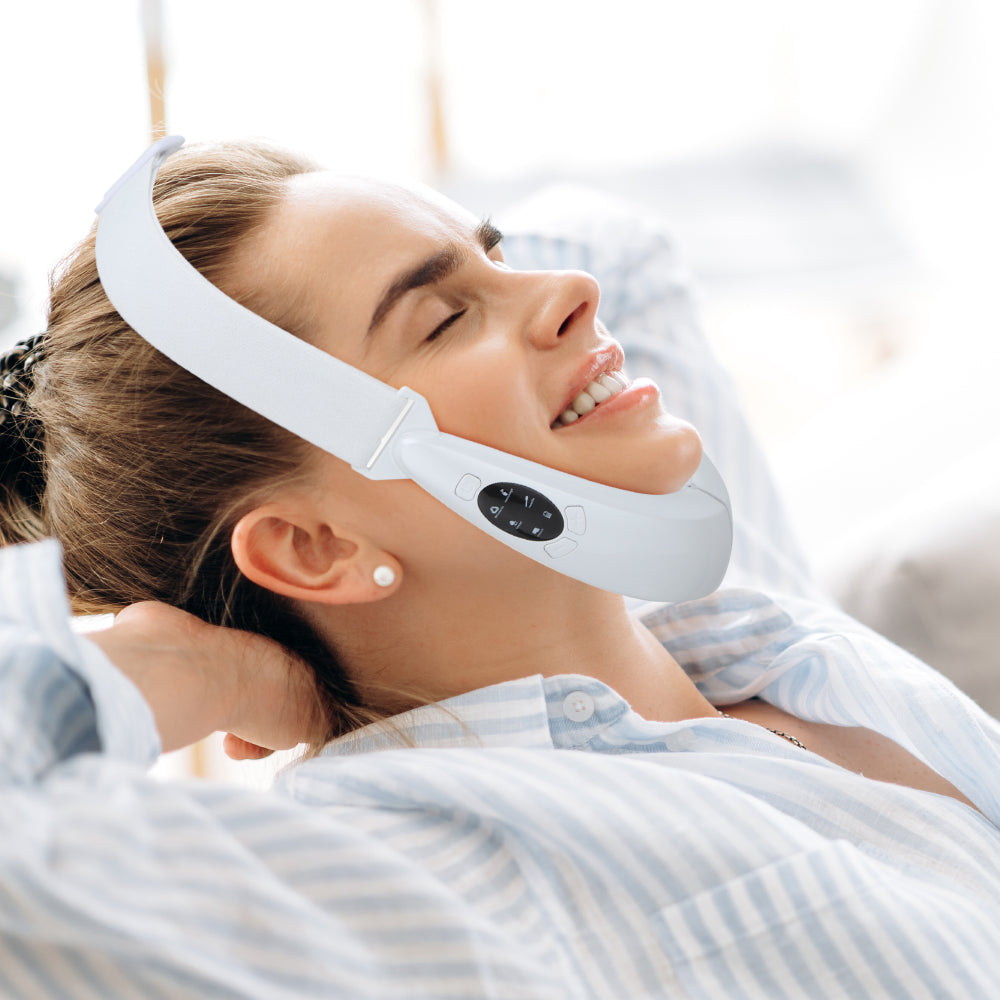 Frau mit weißem Kinnstraffungsgerät, entspannt, lächelnd, Hautpflege, Anti-Aging, Wellness.