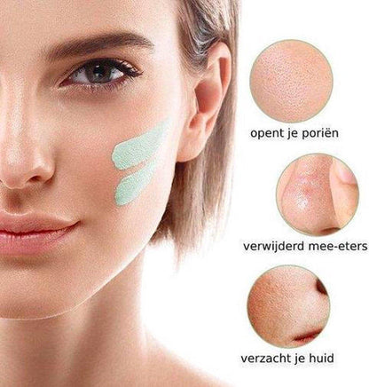Frau mit Gesichtsmaske, Nahaufnahme, Porenreinigung, Mitesserentfernung, Hautpflegeprodukt.