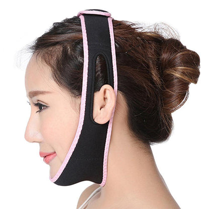 Frau trägt schwarzes Kinnband mit rosa Rand, Gesichtsstütze, Anti-Aging, Hautstraffung.