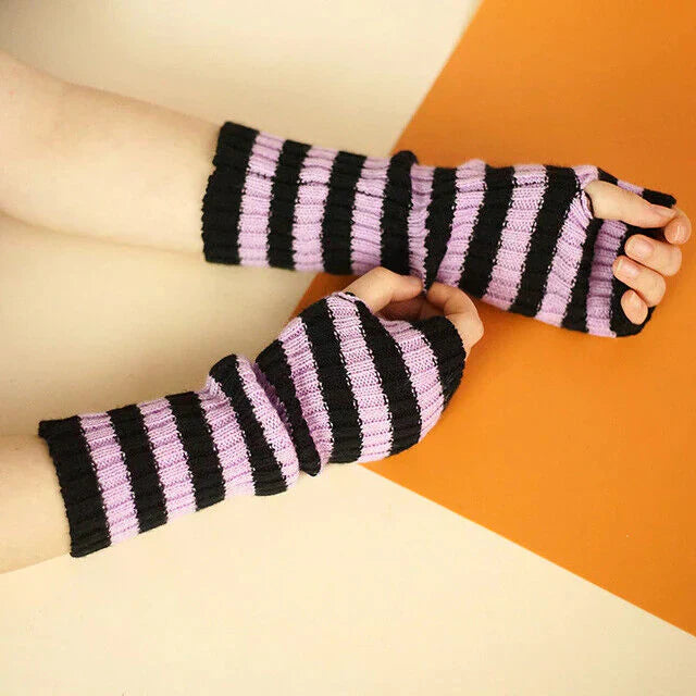 Lila-schwarz gestreifte fingerlose Handschuhe, gestrickt, modisch, warm, Damenaccessoire.