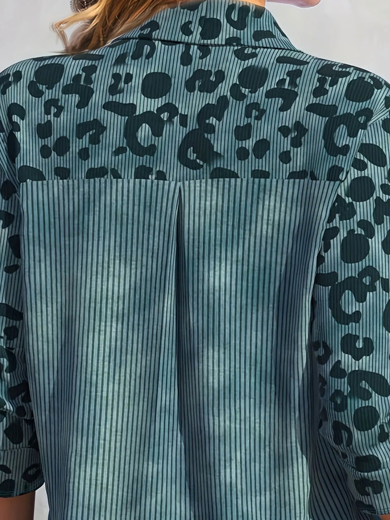 Grün gestreifte Bluse mit abstraktem Muster, Damenmode, Rückansicht, Baumwolle.