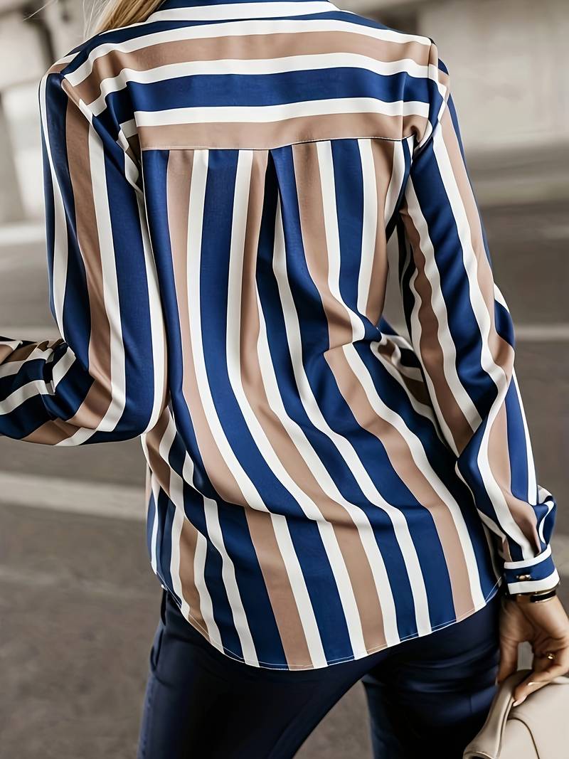 Damenbluse mit blauen, weißen und braunen Streifen, langärmelig, modisch, elegant.