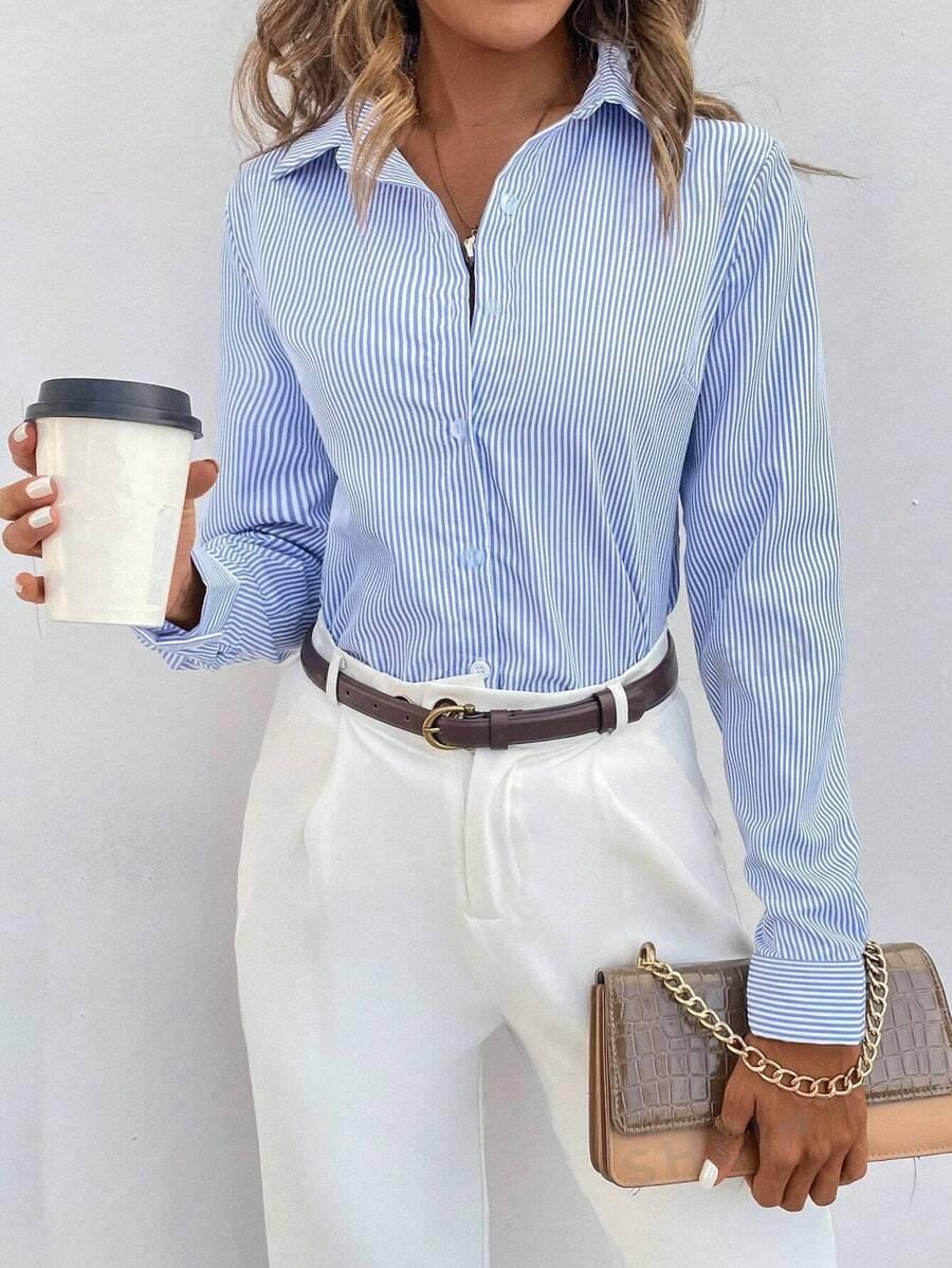 Frau in blau-weiß gestreifter Bluse, weiße Hose, hält Kaffeebecher und Handtasche.