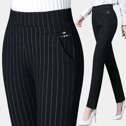 Schwarze Damenhose mit Nadelstreifen, elegant, Business-Look, hoher Bund, seitliche Taschen.