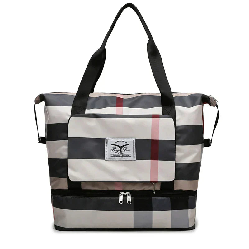 Schwarz-weiß karierte Reisetasche mit Reißverschluss und Tragegriffen, modisches Design.