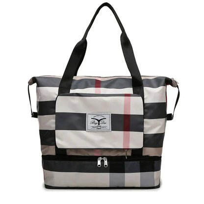 Schwarz-weiß karierte Reisetasche mit Reißverschluss und Tragegriffen, modisches Design.