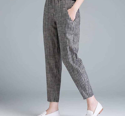 Gestreifte Damenhose, grau-weiß, Leinen, elegant, bequem, modisch, für Büro und Freizeit.