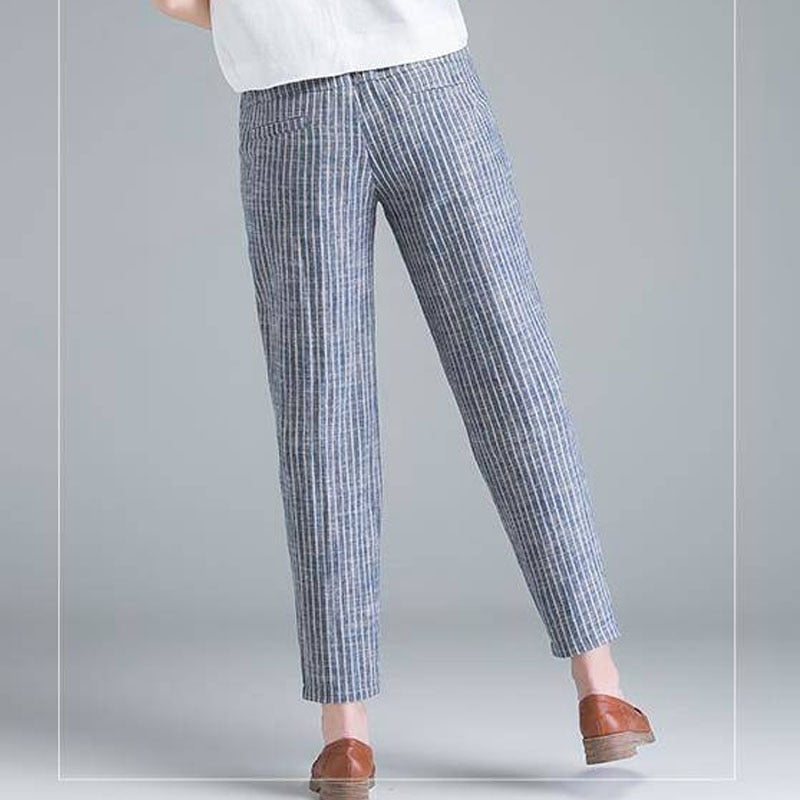 Gestreifte Damenhose, blau-weiß, Leinen, lässig, bequem, modisch, Sommermode.