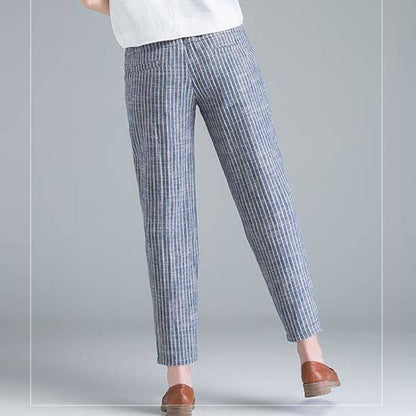 Gestreifte Damenhose, blau-weiß, Leinen, lässig, bequem, modisch, Sommermode.