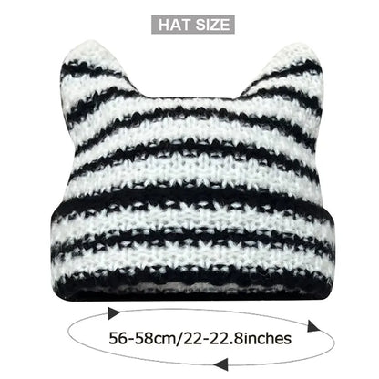 Schwarz-weiß gestreifte Strickmütze mit Katzenohren, Größe 56-58 cm, modisches Accessoire.