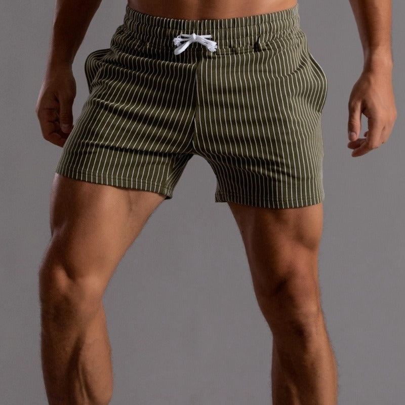 Grün gestreifte Herren-Performance-Shorts, elastisch, ideal für Sport und Freizeit.