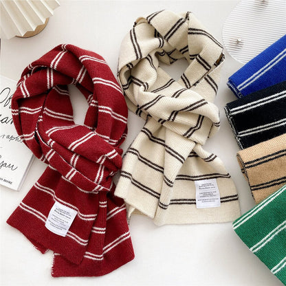Gestreifte Schals aus Wolle in Rot und Weiß, modisches Accessoire, warm und stilvoll.