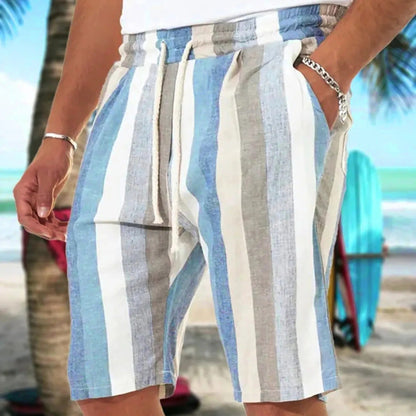 Gestreifte Herren-Shorts aus Leinen in Blau und Beige am Strand, Sommermode.