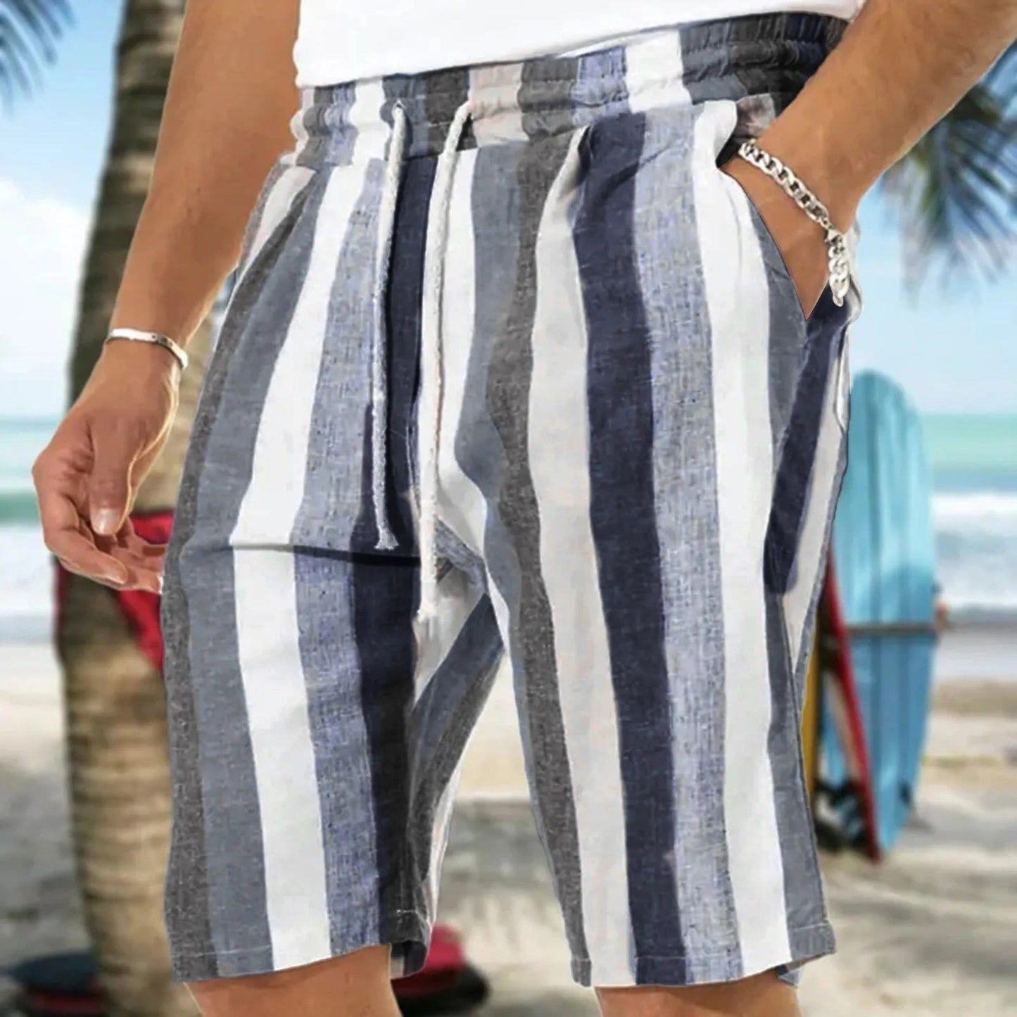 Gestreifte Herren-Shorts, blau-weiß, Leinen, Strandmode, Sommerkleidung, lässig.