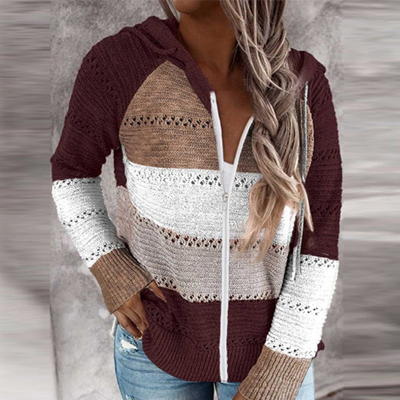 Frau in gestreifter Strickjacke mit Kapuze, Braun-Weiß, lässig, modisch, Herbstkleidung.