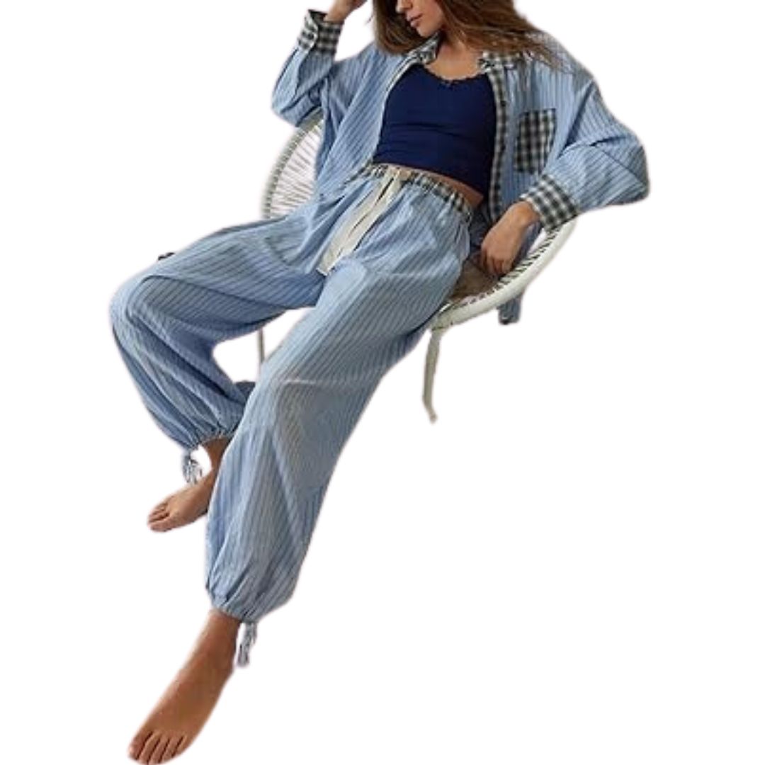 Frau in blau-weiß gestreiftem Pyjama-Set, lässig, bequem, Freizeitkleidung, Mode.