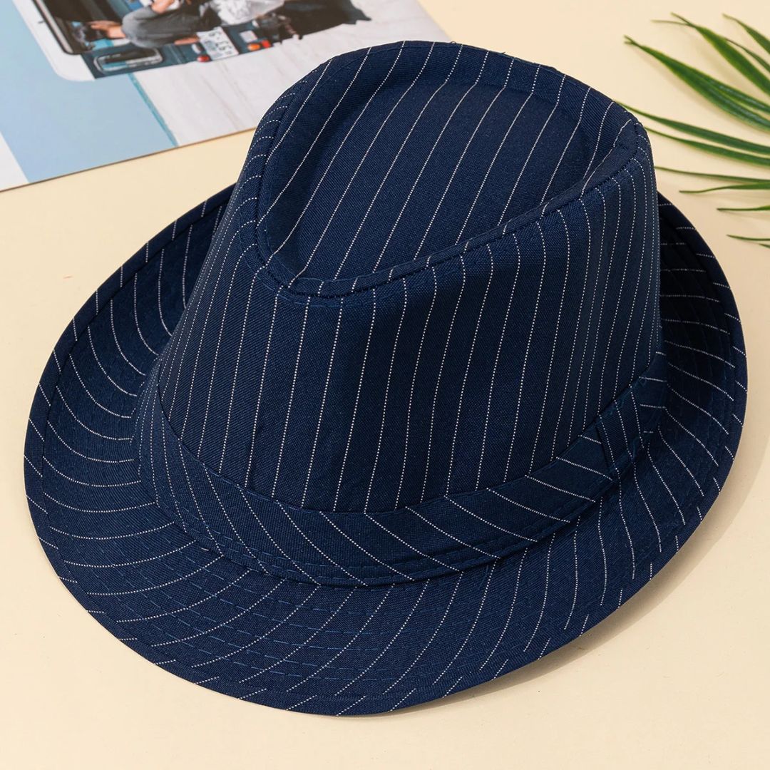 Dunkelblauer Nadelstreifen-Fedora-Hut, elegantes Design, Herrenmode-Accessoire.