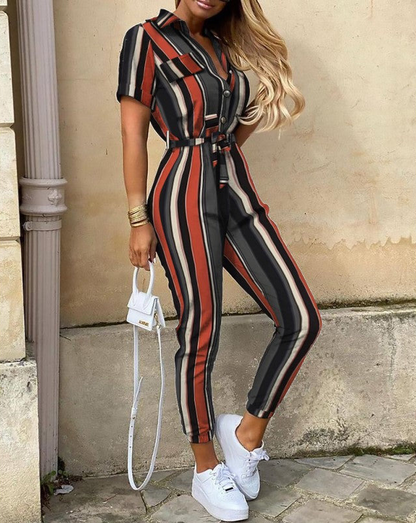 Gestreifter Jumpsuit mit Gürtel, kurze Ärmel, rot-schwarz, Damenmode, Sommeroutfit.