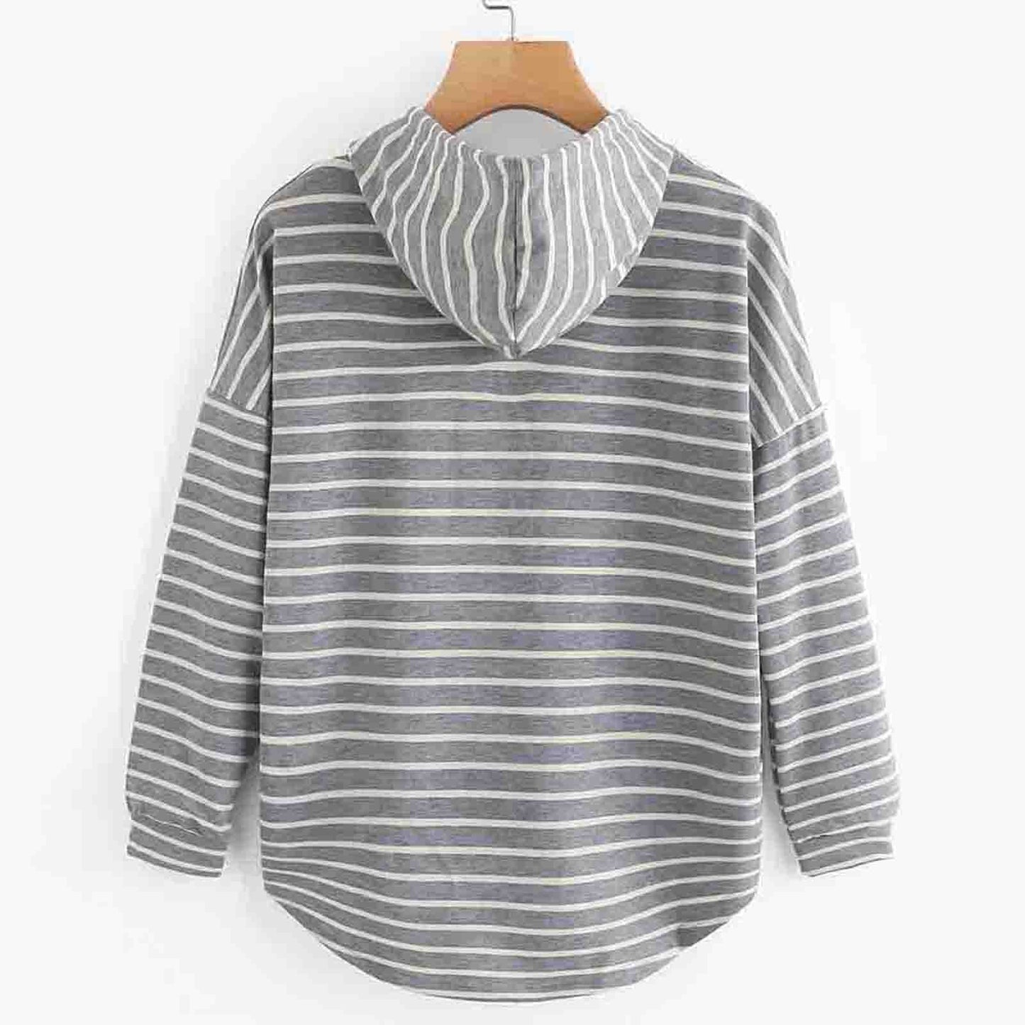 Grauer gestreifter Kapuzenpullover aus Baumwolle, lässig, langärmelig, auf Holzkleiderbügel.
